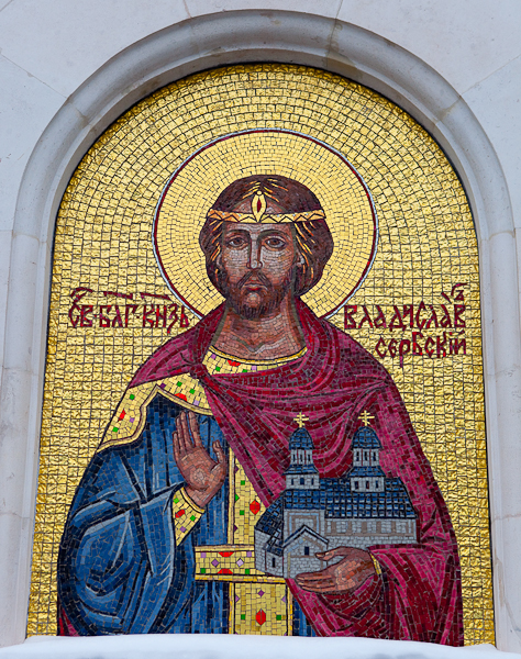 На мозаике храма и в иконостасе присутствуют иконы святого покровителя главного благотворителя храма Владислава Малькевича