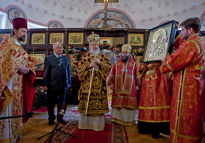 Святейший Патриарх подарил общине храма св. мц. Татианы Владимирскую икону Божией Матери