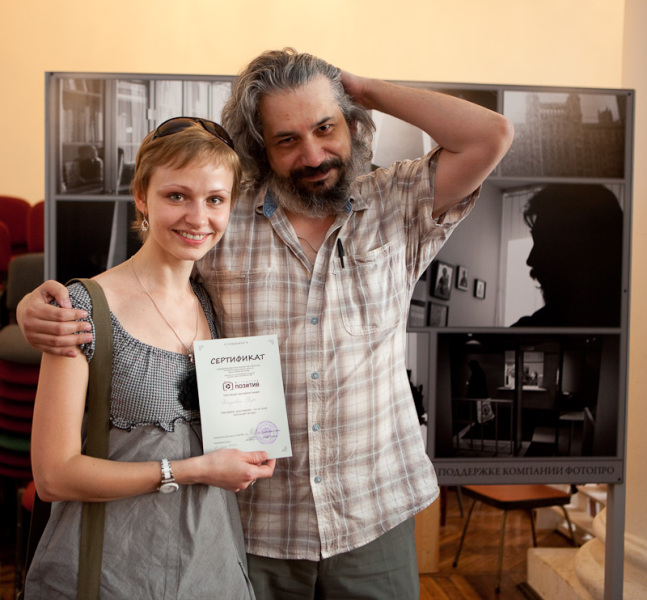 Владимир Гурболиков на фоне серии 'Диалоги' с её автором