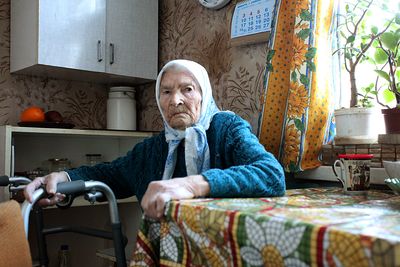 Матрена Федотова  в кухне своего дома 