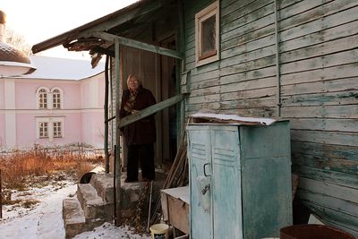 Зоя Макарова на крыльце своего дома