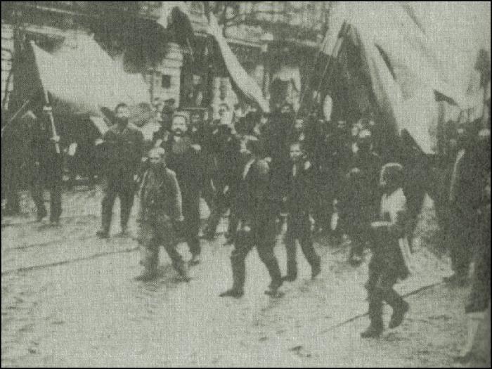 Шествие 9 января 1905 года. Демонстранты несут портрет Императора