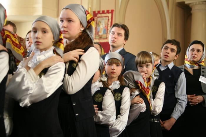 Учащиеся гимназии святителя Василия Великого на богослужении в Татьянин день