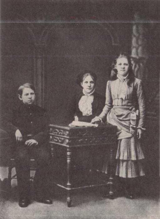 Анна Григорьевна Достоевская с детьми Любовью и Федором 1880-е гг.