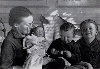 Елизавета Пиленко с детьми – Настей, Юрой, Гаяной. Сербия 1922 г. 