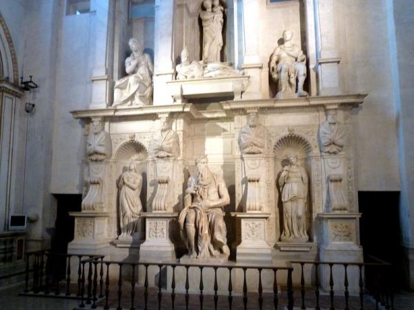 Статуя Моисея работы Микеланджело в храме святого апостола Петра 