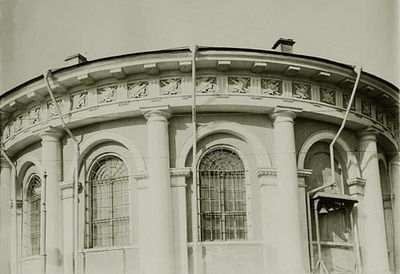 Фото конца1900-х гг. Полуротонда Никольской церкви. Справа видна звонница