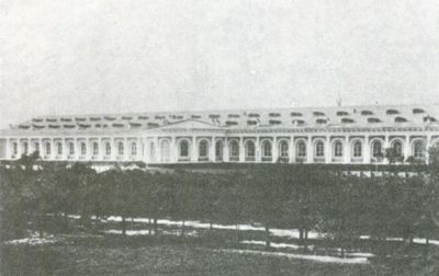 Фото 1890-х гг. Посередине здания Манежа - полуротонда Никольской церкви