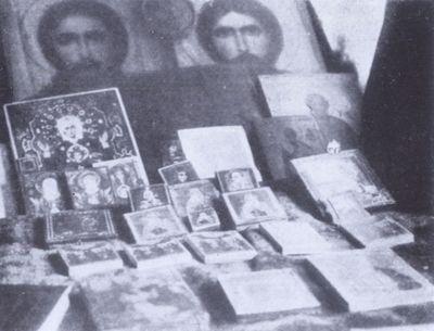 Иконы, принадлежавшие Царской Семье, на столе у следователя