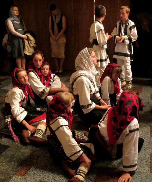 Дети в румынских национальных костюмах