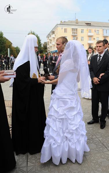 Визит Святейшего Патриарха Кирилла в Луганскую епархию. Встреча с молодоженами. 