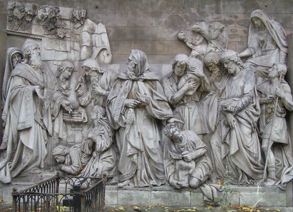 Горельефы Храма Христа Спасителя, вмонтированные в стену Донского монастыря