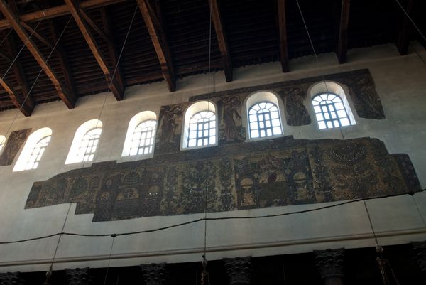 Храм украшают мозаики XII века.