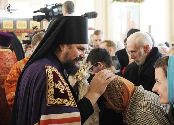 Епископ Аристарх (Яцурин) благословляет мирян. Фото www.patriarchia.ru