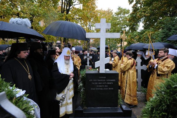 Панихида на могиле митрополита Никодима (Ротова). 2009 год