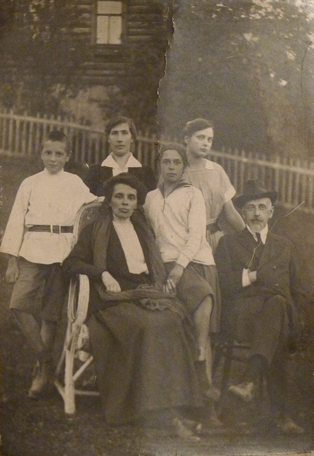 Семейный портрет Полуэктовых – Капитолина Николаевна и Евгений Григорьевич (сидят). Фото из семейного архива Барминых 