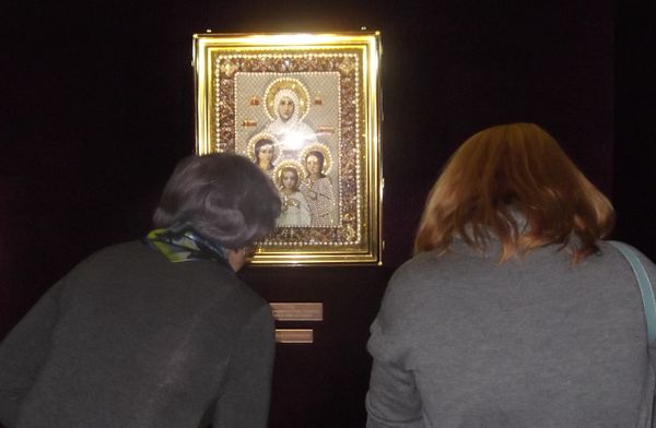 Перед иконой Веры, Надежды, Любови и их матери Софии
