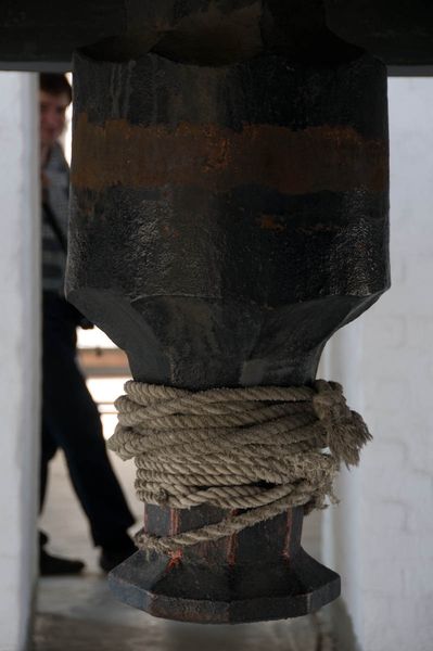 Язык Большого Успенского колокола весит около 2 тонн. Фото И.В. Коновалова