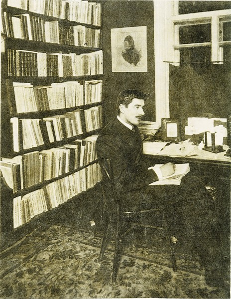 К.И. Чуковский в своем кабинете. Куоккала. 1910-е годы. Фотография К. Буллы. Фото предоставлено М. Золотаревым 