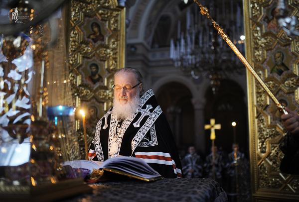 Патриарх Кирилл в алтаре. Фото www.patriarchia.ru 