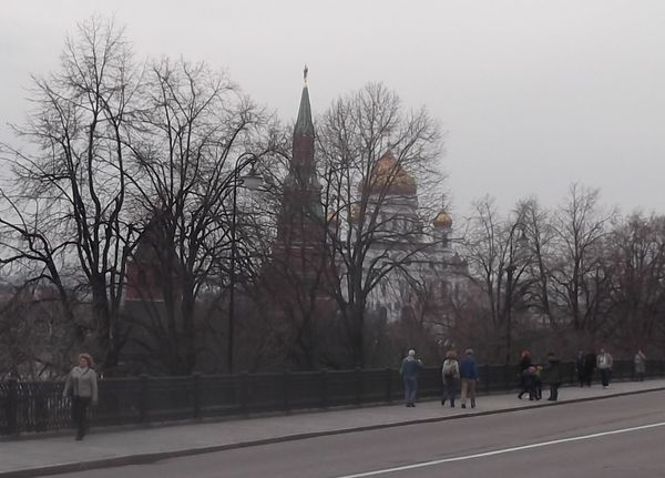 Из Кремля виден храм Христа Спасителя 