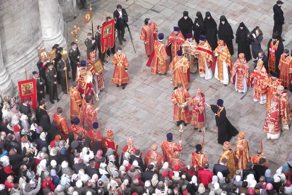 Патриарх Кирилл окропляет молящихся святой водой 