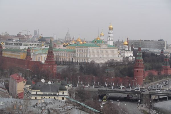 С северо-восточной колокольни храма Христа Спасителя хорошо виден Кремль и колокольня Ивана Великого. Через 15-20 минут мы уже будем на Соборной площади