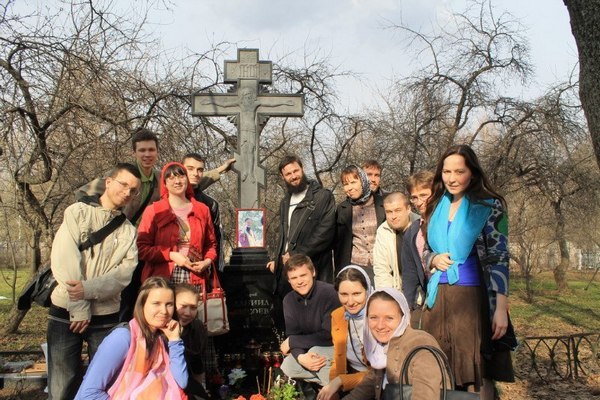 Миссионеры Движения на могиле о. Даниила Сысоева
