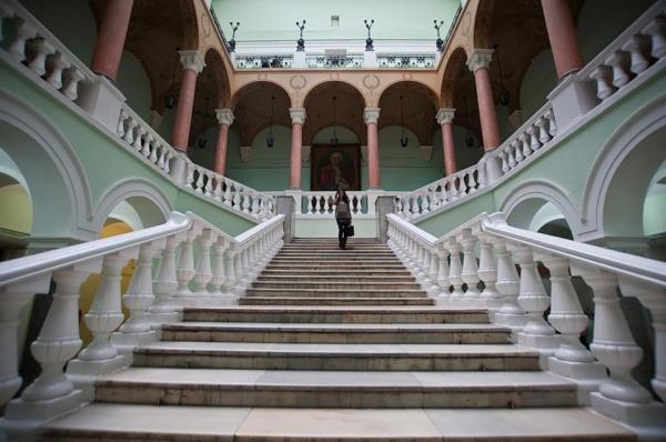 Главная лестница журфака МГУ. На месте портрета Ломоносова стоял памятник Ленину
