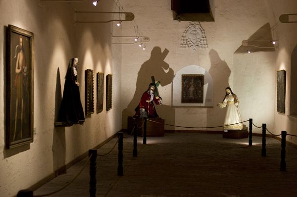 Картины и куклы в галерее монастыря. Всего в обители сохранилось 400 полотен
