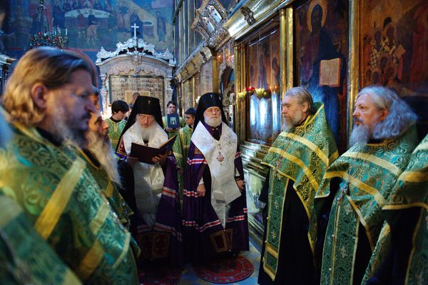 В Троицком соборе у раки с мощами преподобного Сергия, 31 мая 2012 года 