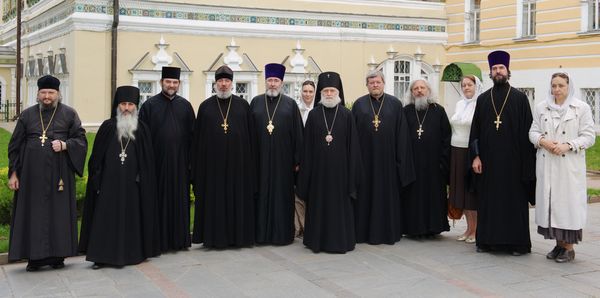 У входа в Московскую духовную академию, 31 мая 2012 года