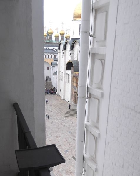 Вид на на южное крыльцо Успенского собора с помоста звонаря на первом ярусе. На ступенях стоит дирижирующий звонарь 
