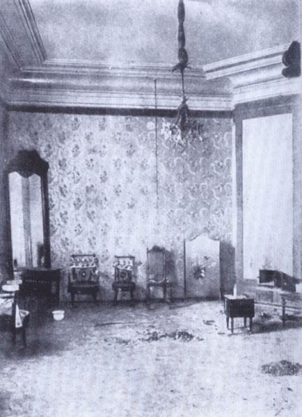 Комната великих княжон в доме Ипатьева после расстрела. Соответствует описанию, приведенному в каталоге выставки: в частности, видна горка пепла на полу.