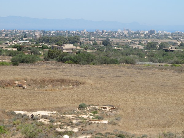 Вид на Фамагусту со смотровой площадки, земля после взрывов