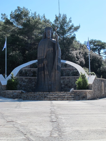 Памятник  Блаженнейшему Архиепископу Макариосу III