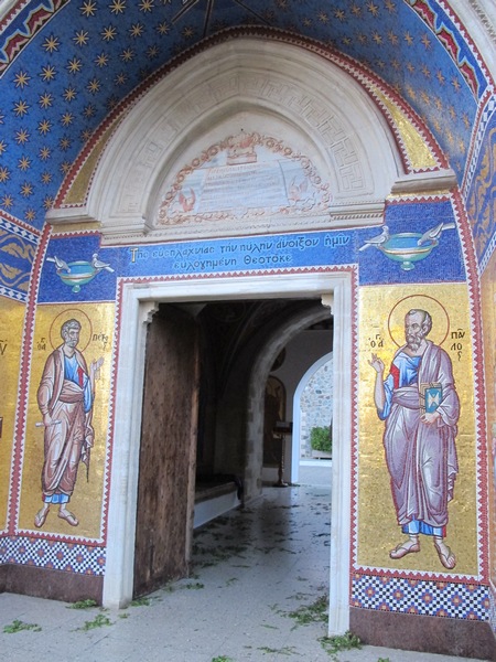 Главный вход в монастырь