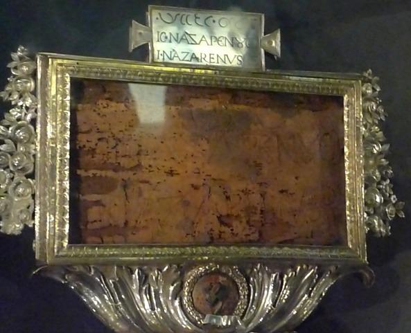 Табличка с надписью «Иисус Назорей, Царь Иудейский» в папской капелле San Lorenzo,или  Sancta Sanctorum  