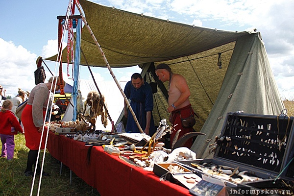 На фестиваль приехало много ремесленников, которые показывали предметы быта и культуры IX-XI веков.