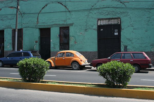 В Перу поражают краски: стен, машин, цветов…. Интересно, если бы российские улицы были выкрашены в столь буйные цвета, мы бы стали меньше хандрить?
