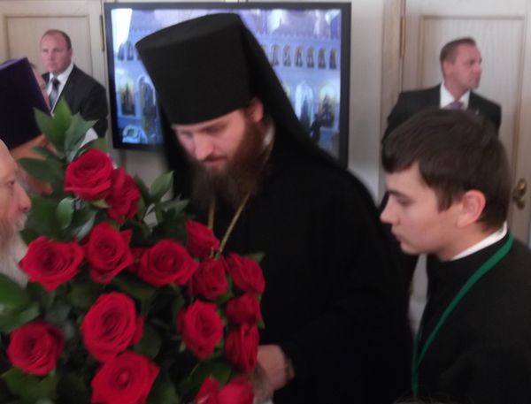 Епископ Зарайский Константин принимает поздравления с только что совершившейся хиротонией 