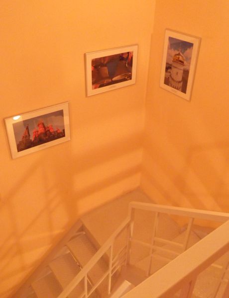На лестнице, ведущей на колокольню, и в помещении под звонницей устроен музей колокольного мастерства 
