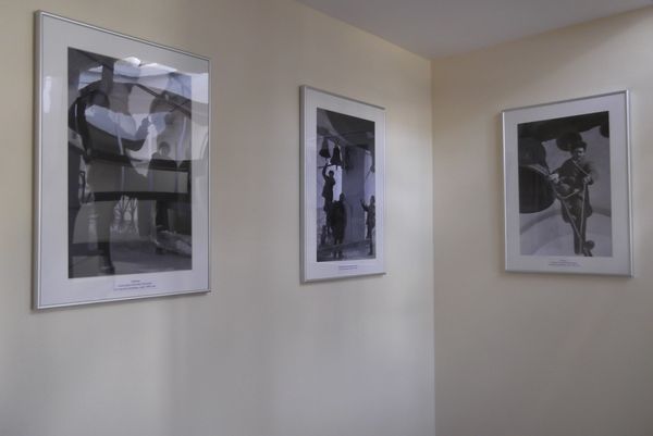 На стенах - уникальные фотографии. Эти три снимка были сделаны 59 лет назад во время восстановления Ростовских звонов 