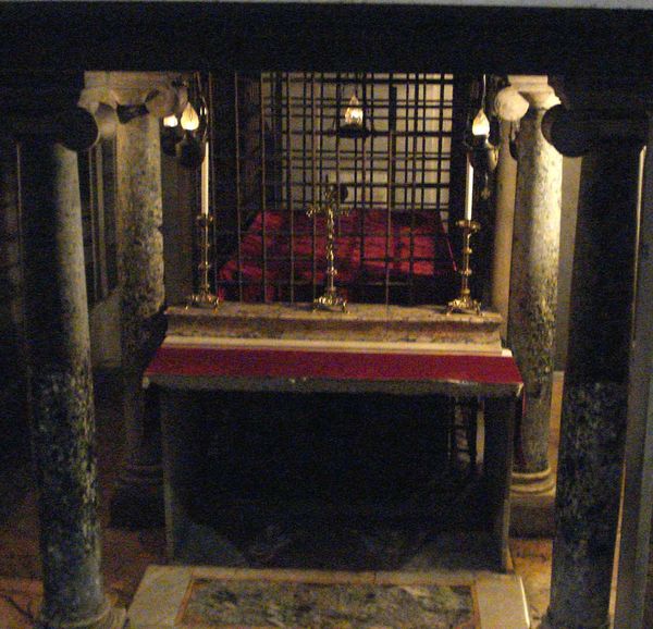 Гробница святых Стефана и Лаврентия в крипте базилики Сан-Лоренцо-фуори-ле-Мура (Рим)