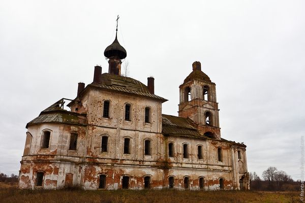 Красивейшее строение в деревне Архангельское всеми забыто и медленно, но верно разрушается, как и тысячи других церквей в глухих деревнях по всей России