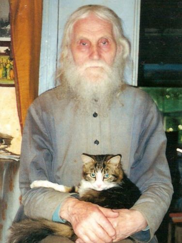 Отец Николай с кошкой 