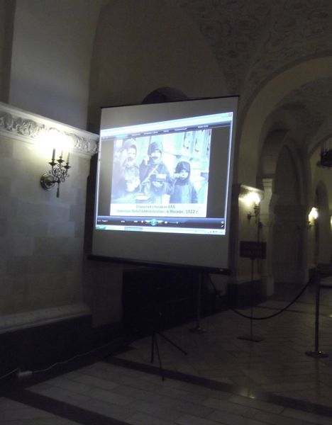 Экран с фильмом в обходной галерее нижнего Храма Христа Спасителя 
