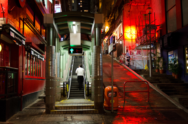В Гонконге находится самый длинный в мире эскалатор. Здесь режиссер Вонг Кар-Вай снимал  кадры для «Чунгкингского экспресса»