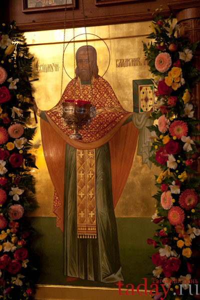 Икона священномученика Владимира в иконостасе 