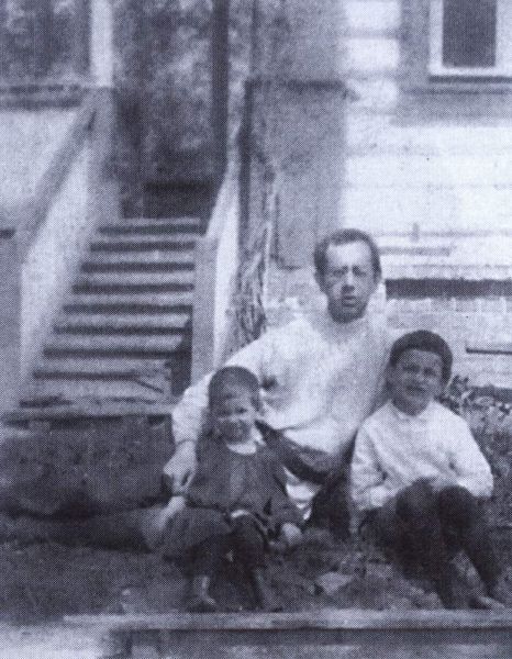 Отец Владимир с детьма Лидой и Женей в Манихино